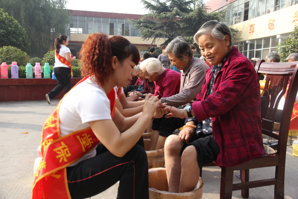 禹州愛(ài)心企業(yè)一休堂保健九九重陽(yáng)獻(xiàn)愛(ài)心為老人服務(wù)