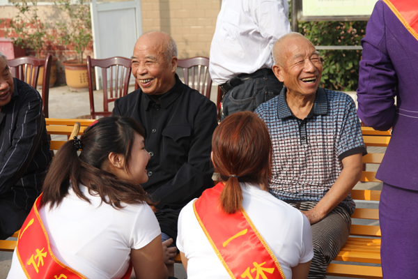 禹州愛(ài)心企業(yè)一休堂保健九九重陽(yáng)獻(xiàn)愛(ài)心為老人服務(wù)