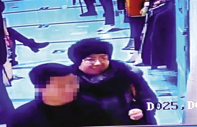 “灰貂女”順走攤主錢(qián)包滿臉笑 還安慰失主“丟不了”