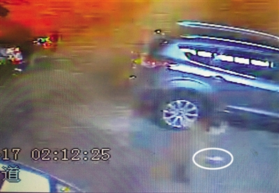 竊賊半夜繞車(chē)砸了近半個(gè)點(diǎn) 破窗盜走一萬(wàn)元現(xiàn)金