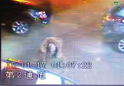 竊賊半夜繞車(chē)砸了近半個(gè)點(diǎn) 破窗盜走一萬(wàn)元現(xiàn)金