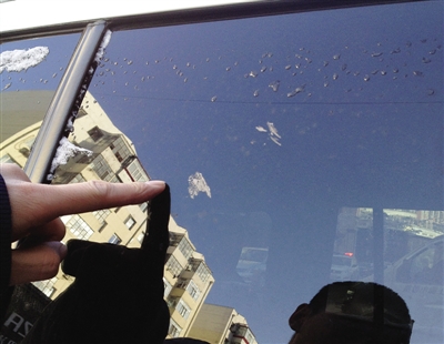 竊賊半夜繞車(chē)砸了近半個(gè)點(diǎn) 破窗盜走一萬(wàn)元現(xiàn)金