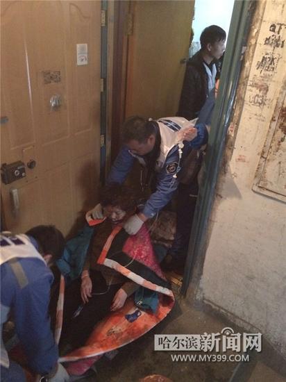 哈爾濱50歲獨(dú)居女子輕生割喉陷休克 身上全是血