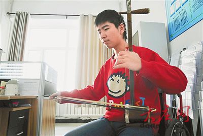 大慶勵(lì)志少年患癌截去左腿又失明 竟成盲人二胡演奏家