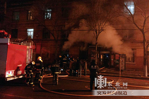 武警醫(yī)院后身居民樓起火 滅火工作仍在進行中