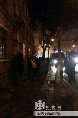 武警醫(yī)院后身居民樓起火 滅火工作仍在進行中