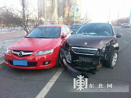 轎車(chē)掉頭行駛