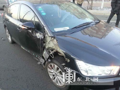 轎車(chē)掉頭行駛