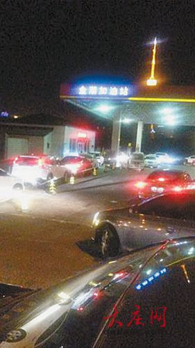 大慶多家加油站油已售罄 車主排長隊(duì)“湊熱鬧”加油