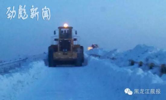 佳木斯雪后“大煙炮”積雪1米 500多臺(tái)車被困(組圖)