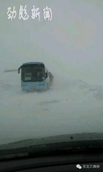 佳木斯雪后“大煙炮”積雪1米 500多臺(tái)車被困(組圖)