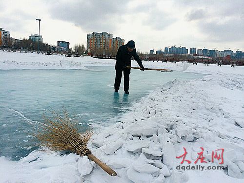 大慶老漢“開(kāi)冰場(chǎng)”方便孩子撒歡 天天來(lái)打掃一冬沒(méi)閑著(圖)