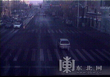 哈爾濱市一女司機駕駛套牌車連續(xù)闖紅燈 交警夜查被抓現行