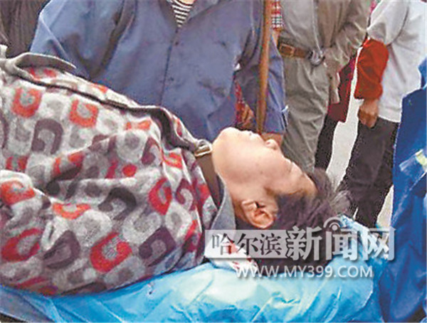 哈爾濱2路公交車將老太撞倒 鮮血從老人耳朵內(nèi)流出