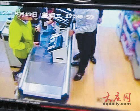 大慶市民樂(lè)福超市買兩瓶“裸奔”紅酒 消協(xié)維權(quán)獲10倍賠償