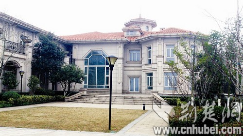 武漢現(xiàn)1億天價別墅 看房得先交200萬誠意金