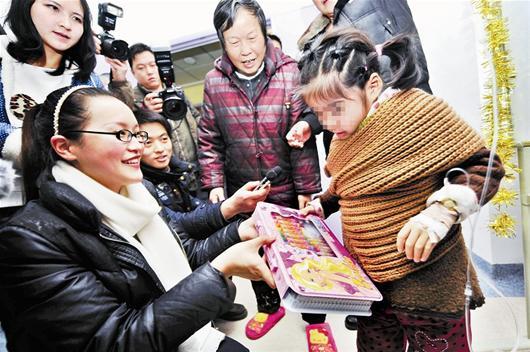 恩施最美新娘獻(xiàn)愛心：捐1萬元獎(jiǎng)金給白血病患兒