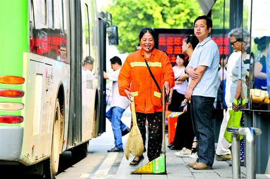 武漢女環(huán)衛(wèi)工自購(gòu)便攜麥克風(fēng) 一邊工作一邊唱歌