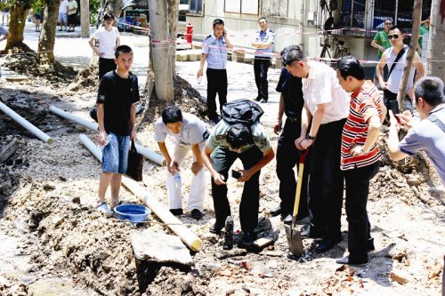 武漢一工地10天挖出9炮彈 冒出大量刺激性白煙
