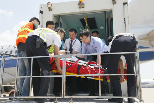 國(guó)航湖北分公司護(hù)送擔(dān)架旅客平安回家