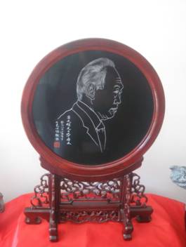 京漢兩地藝術(shù)家聯(lián)袂向新加坡“國(guó)父”李光耀贈(zèng)送《九十壽辰磬》