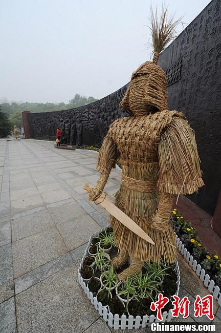 長沙舉辦稻草人藝術節(jié) 千款創(chuàng)意稻草人亮相