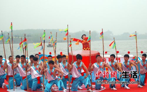 百舸爭(zhēng)流逐春潮 10萬(wàn)觀眾爭(zhēng)睹溱潼會(huì)船壯觀場(chǎng)面