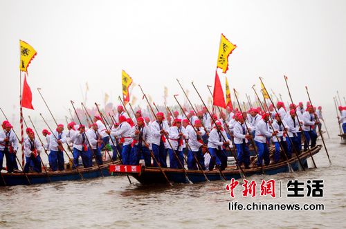 百舸爭(zhēng)流逐春潮 10萬(wàn)觀眾爭(zhēng)睹溱潼會(huì)船壯觀場(chǎng)面