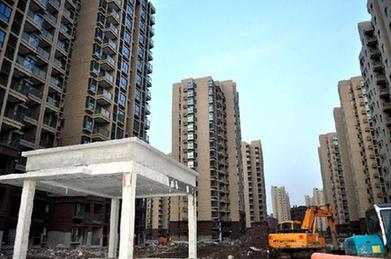 房價“大起?年10月30日　上海：過高房價正得到有效遏制重點加大保障房建設(shè)力度　施工人員在上海顧村大型保障房建設(shè)工地施工（2011年10月15日攝）。新華社發(fā)（嚴大明 攝）</p>

<p>以“國十條”為代表的這一輪房地產(chǎn)調(diào)控措施啟動至今已一年半有余，期間中央政府密集出臺了限價、限購、限貸、房產(chǎn)稅等一系列調(diào)控舉措，躁動樓市開始降溫并漸趨理性，盡管在調(diào)控過程中充斥著各種“雜音”，但時至今日中央高層態(tài)度依然鮮明———繼續(xù)嚴格執(zhí)行政策，進一步鞏固調(diào)控成果。仔細梳理不難發(fā)現(xiàn)，無論是“國十條”、“國五條”，還是“新國八條”，“遏制部分城市房價過快上漲”一直是一以貫之的房地產(chǎn)調(diào)控目標。抑制投資、投機性需求，去除泡沫，使房價合理回歸的思路貫穿了本輪調(diào)控的整個脈絡(luò)。</p>

<p>這從中央一再強調(diào)并要求繼續(xù)嚴格實施差別化住房信貸、稅收政策和住房限購措施，遏制投機投資性購房，合理引導住房需求的多次表態(tài)中可以得到證實。尤其值得關(guān)注的是，“限購”政策不僅沒有松動，而是更加嚴格。雖然“步履蹣跚”，但“擴容”態(tài)勢未減，11月1日珠海實行的“雙限”政策就是一例證。</p>

<p>目前樓市正處于關(guān)鍵敏感期，伴著房價“拐點”隱約浮現(xiàn)，各個利益主體之間博弈也進入白熱化，此時任何一點兒風吹草動都會引發(fā)一陣波瀾。這在資本市場可謂立竿見影，每有松動傳聞出現(xiàn)，地產(chǎn)板塊就一改往日頹廢走勢而走強。這提醒我們要清醒地認識到調(diào)控的復雜性、艱巨性，地方出于稅收和土地財政等自身利益考慮有很大松動既有調(diào)控舉措的沖動，部分地方政府遲遲不出臺限購舉措也并非偶然，因此，不到最后一刻樓市調(diào)控根本不敢輕言勝利。</p>

<p>調(diào)控的累積效應正在顯現(xiàn)，而對于當前樓市出現(xiàn)的各種“雜音”和觸碰“高壓線”舉動，中央態(tài)度也十分明確———“堅定不移地搞好房地產(chǎn)調(diào)控”，這無疑顯示出堅持調(diào)控政策的決心，令寄望調(diào)控松動的一廂情愿想法破滅。排除“雜音”的干擾，保持調(diào)控政策的穩(wěn)定性和連續(xù)性，促進房價合理回歸是調(diào)控的目標所在，“合理”二字看似簡單，實則頗具深意，避免房價大起大落、暴漲暴跌應是題中應有之義。</p>

<p>目前很多人對房價下跌樂觀其成，甚至認為房價下跌個三、四成，銀行也能承受得起，但房價暴跌實際上是非常危險的，目前銀行業(yè)直接對房地產(chǎn)相關(guān)企業(yè)和個人貸款約9.5萬億元。房價大幅下跌勢必造成大批房地產(chǎn)開發(fā)企業(yè)的貸款無法歸還，不少按揭貸款也會出現(xiàn)違約，無疑將產(chǎn)生大量不良貸款造成銀行資產(chǎn)縮水，換句話說，中國房地產(chǎn)市場“崩盤”可能導致銀行業(yè)危機，美、日的前車之鑒就在眼前。</p>

<p>這種擔憂并非空穴來風，正所謂“牽一發(fā)而動全身”。房地產(chǎn)市場景氣與否直接影響到建筑、鋼鐵、水泥、電力和家電等行業(yè)，有經(jīng)濟學家就曾估算，中國共計約50%的G D P都與房地產(chǎn)市場的命運相關(guān)，由此可見一斑。希望房價暴漲暴跌很可能會落空。</p>

<p>事實上，本輪調(diào)控中呈現(xiàn)出明顯的“有保有壓”、“雙輪驅(qū)動”的特點，一方面加大力度調(diào)控房地產(chǎn)市場，穩(wěn)定房價；另一方面又大規(guī)模投資加大保障房建設(shè)力度。在將住房的使用功能體現(xiàn)得更充分，讓房地產(chǎn)市場回歸本來面貌之后，短期調(diào)控政策必然會退出，屆時房地產(chǎn)市場調(diào)控很可能會將目光投向更為深層次的體制性、機制性問題。</p>

<p>來源：經(jīng)濟參考報 編輯：馬原</p>
</div>
</div>
<!--/enpcontent-->
<br/>
 



<table width=