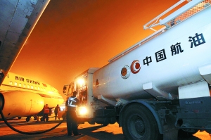 身背重負(fù)消費(fèi)者被迫買單 國(guó)人用