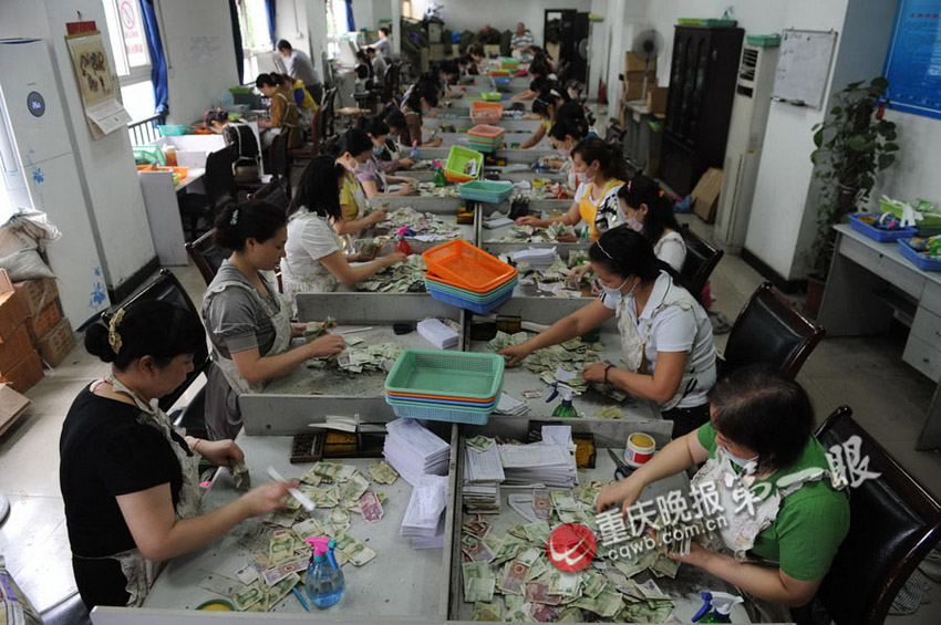 揭秘重慶點(diǎn)鈔女工的神秘生活 每天點(diǎn)鈔1.25噸