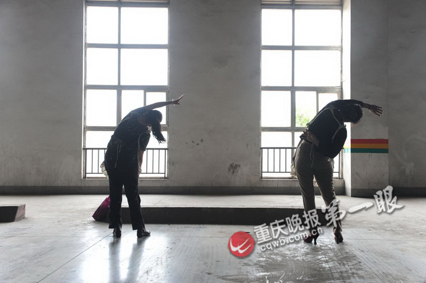 揭秘重慶點(diǎn)鈔女工的神秘生活 每天點(diǎn)鈔1.25噸