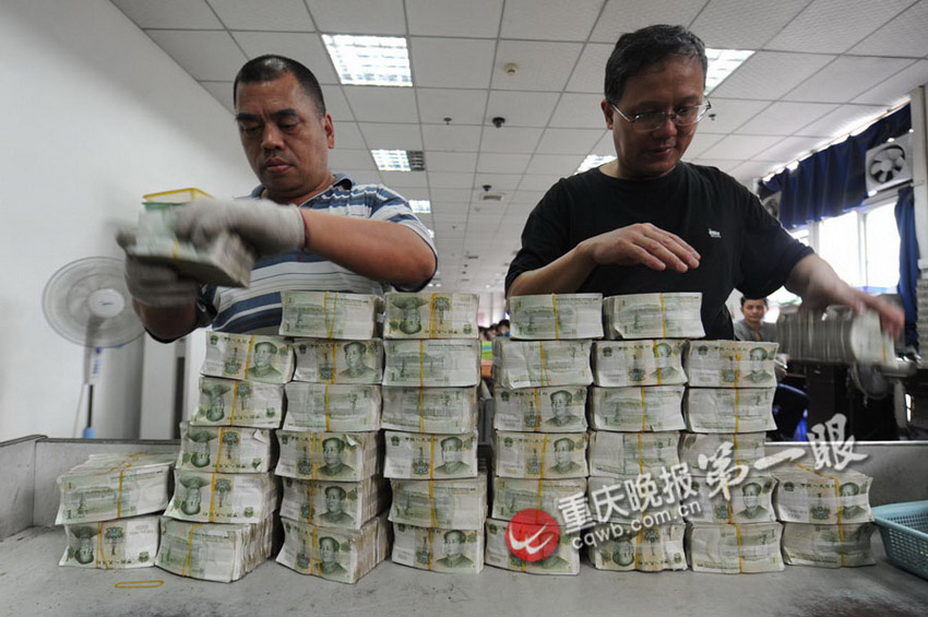 揭秘重慶點鈔女工的神秘生活 每天點鈔1.25噸