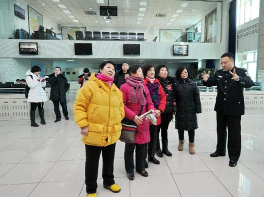 長春：市民參觀110報(bào)警指揮中心