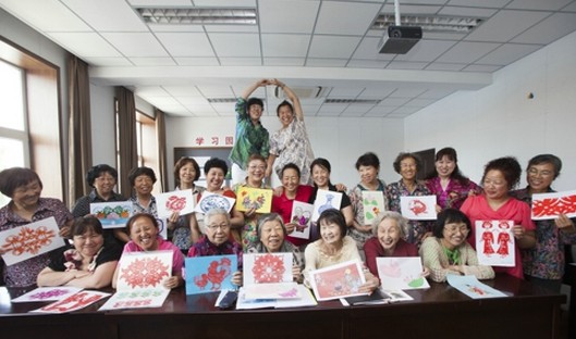 老年大學的畢業(yè)季 合影 排隊 敬禮 一起回歸青春年代
