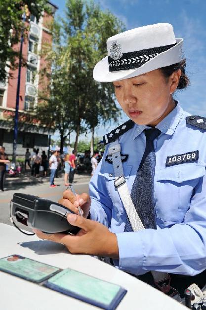 長(zhǎng)春交警告別手寫紙質(zhì)罰單 移動(dòng)執(zhí)法終端投入使用