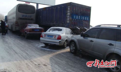 國道102線沈陽往長(zhǎng)春方向11車連撞