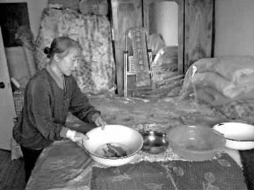 長(zhǎng)春老母在樓道苦守7天 只怕精神病兒子出事兒