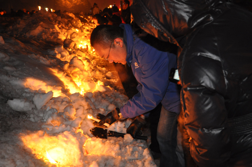 盜車案男嬰遇害 市民自發(fā)組織悼念