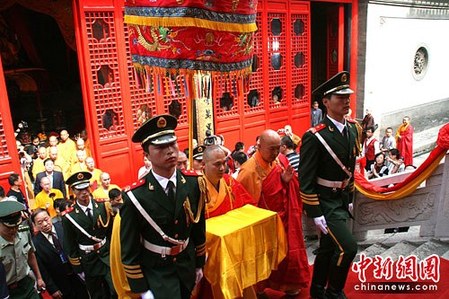 南京阿育王塔佛頂骨舍利面世(組圖)