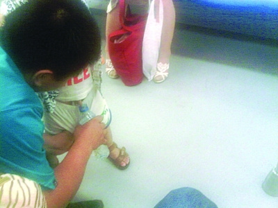 父親地鐵上用礦泉水瓶給幼子接尿獲乘客贊譽(yù)(圖)