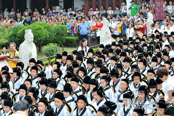 南京小學(xué)新生夫子廟里舉行“開(kāi)筆禮”