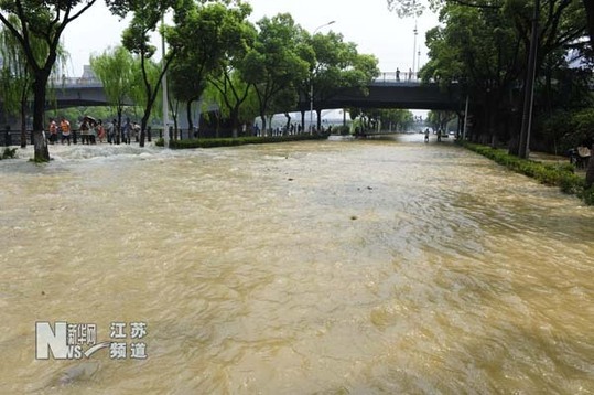 自來水管爆裂 無錫運河西路汪洋一片