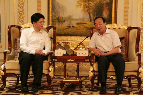 教授攜子回鄉(xiāng)行善舉 大陸與臺(tái)血濃一家親