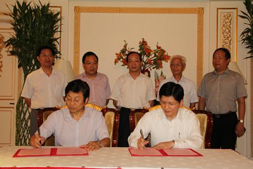 教授攜子回鄉(xiāng)行善舉 大陸與臺(tái)血濃一家親