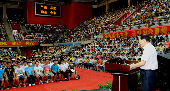 南大校長(zhǎng)陳駿寄語(yǔ)新生：育善心、出善言、行善道