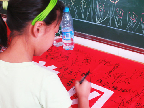 大學生走進小學普及環(huán)保知識