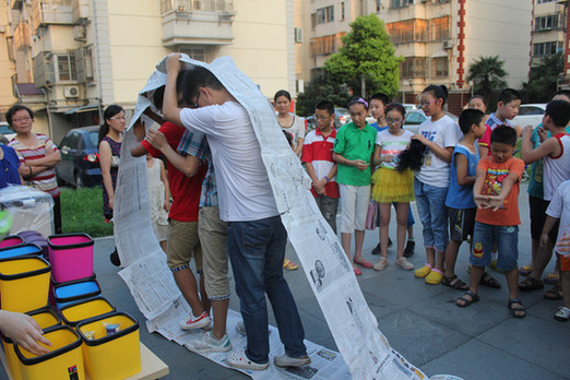 社區(qū)演繹“環(huán)保時(shí)裝秀” 揚(yáng)大學(xué)子將垃圾分類知識帶進(jìn)社區(qū)