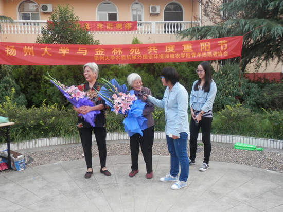 “義演”進(jìn)社區(qū) 揚(yáng)大學(xué)子重陽前夕給老人送溫暖