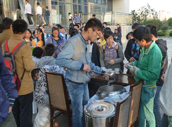 世界糧食日:揚(yáng)大學(xué)子義賣“愛心粥”助力貧困兒童